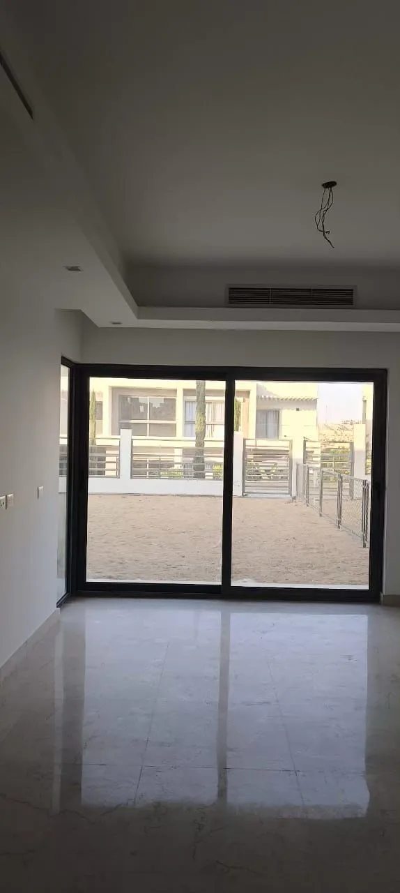 توين هاوس للإيجار في فيفث سكوير - 319 م² - BE-N0974