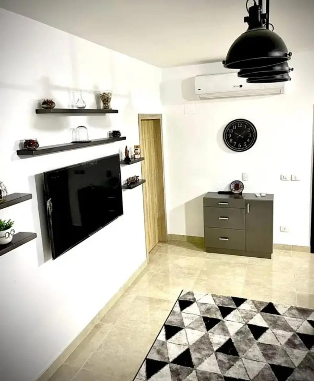 استوديو للإيجار في فيفث سكوير - 100 م² - BE-N0954